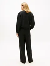 Buzo negro de cuello redondo con corte regular, confeccionado en mezcla de algodón y poliéster reciclado. Presenta puños y cintura acanalados, manga larga y logo script bordado en el pecho.