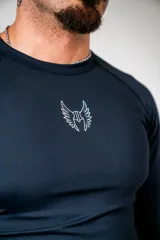 Remera de lycra negra de manga larga con logo blanco en el pecho.