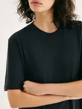 Vestido corto negro de corte recto y mangas cortas.