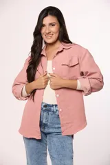 Camisa de pana fina color beige, con cuello clásico, cierre frontal de botones y dos bolsillos con solapa en el pecho.