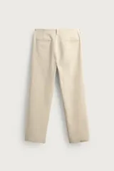 Pantalón chino regular fit de color negro, confeccionado en tejido de algodón. Cuenta con bolsillos frontales, detalle de bolsillo cerillero, bolsillos traseros de doble vivo y cierre frontal con cremallera y botón.