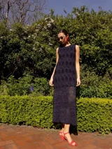 Vestido midi de tejido de punto color borgoña con lurex y diseño de rombos.