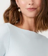 Blusa de punto acanalada color marfil, con cuello barco y mangas cortas, de corte ajustado al cuerpo de la marca Marfinno.