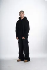 Hoodie negro de frisa invisible premium con cordones a tono y bordado en el frente con el texto "ANMSTUDIO".
