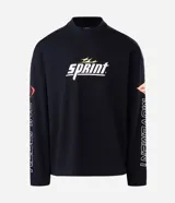 Remera de manga larga color negro, con cuello redondo y diseño estampado con lettering en el frente, espalda y mangas.