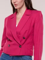 Blazer corto fucsia de corte entallado, con cuello solapa clásico, cierre frontal cruzado con doble botonadura a contraste, hombreras y mangas largas.