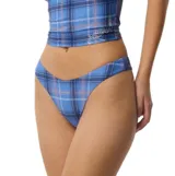 Bombacha de bikini estilo skimpy, confeccionada en tejido con patrón de cuadros en tonos azules y líneas blancas y naranjas.