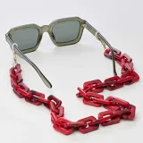 Correa para lentes roja con eslabones rectangulares de acrílico y terminales dorados.