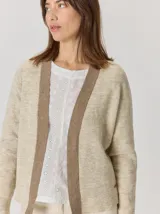 Saco abierto de punto con textura jaspeada en color gris oscuro, con bordes frontales en contraste color marrón. Presenta mangas largas y un corte recto.