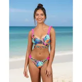 Bikini de dos piezas con estampado tropical multicolor. El top es tipo triángulo con tirantes con volados rosados y detalle de lazo cruzado en la cintura. La bombacha es tipo tanga con detalles de volados rosados en los laterales.