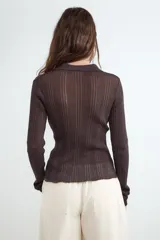 Polo de punto calado en color marrón, de manga larga y escote en V con cuello tipo polo.