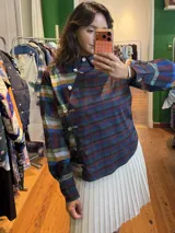 Camisa de popelina de algodón con diseño de cuadros multicolor, corte cruzado con cierre lateral de botones de nácar y mangas largas.