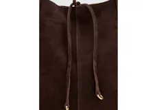 Bolso tipo shopper de piel de serraje, con dos asas de hombro, cierre de botón magnético y cierre de lazo. Cuenta con un bolsillo interior con cremallera y forro de algodón.