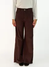 Pantalon de pana de corte recto y tiro medio, con diseño de pierna ancha y ruedo desflecado. Cuenta con cierre frontal y bolsillos laterales.