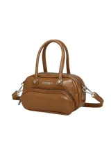 Cartera tipo morral y bandolera de cuero sintético en color beige, de formato rectangular con bordes redondeados. Cuenta con doble asa de mano, un compartimento principal con cierre, bolsillo frontal con cierre y herrajes metálicos plateados. Incluye correa ajustable y desmontable.