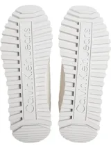 Zapatillas urbanas Calvin Klein de estilo runner, color blanco hueso con logo CK en el lateral y detalle rosa en el talón. Suela de plataforma blanca con dibujo dentado.