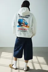 Canguro de algodón color blanco con capucha ajustable, bolsillo frontal tipo canguro y estampado gráfico en el pecho con texto en japonés y la leyenda Masashi 4x4.