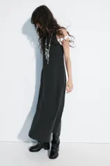 Vestido midi fluido de mezcla de viscosa en color bordó, con cuello redondo, manga sisa y detalle de lazada con abertura en la espalda.