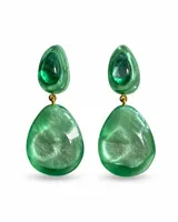 Par de aros colgantes de diseño moderno, compuestos por dos piezas en forma de gota de resina verde agua unidas por argollas metálicas doradas.