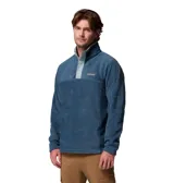 Buzo polar de la marca Columbia, modelo Steens Mountain, confeccionado en tejido fleece suave. Presenta cuello alto con cierre de botones a presión, mangas largas y un diseño de calce cómodo ideal para actividades al aire libre.