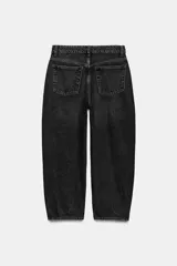 Jeans de tiro medio con diseño de volumen crop y perneras curvas. Presenta cinco bolsillos, cierre frontal con cremallera y botón metálico.