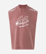 Musculosa boxy de algodón con efecto marmolado en tono marrón, hombros anchos y estampa frontal gráfica con letras y llamas, además de lettering en los hombros.