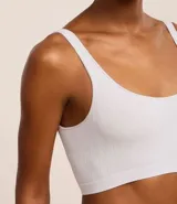 Soutien top color rosa claro, de poliamida con acabado seamless, escote redondo y breteles anchos fijos.