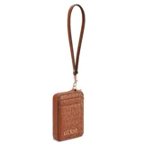 Billetera Guess modelo Elliot de color marrón, confeccionada en cuero sintético con estampado de monograma grabado y el logo de la marca en letras metálicas doradas en el frente. Cuenta con cierre de cremallera, ranuras externas para tarjetas y una correa de muñeca desmontable con herrajes dorados.