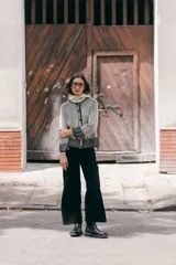 Saco tejido de punto con cuello a la base y manga larga, de diseño reversible y corte recto. Presenta un acabado bicolor que genera un efecto visual de contraste en los bordes y puños.