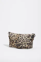 Bolso de hombro mini Bimba Y Lola con estampado animal print tipo leopardo, cierre superior con cremallera y bolsillo exterior con cierre. Presenta detalles de cordones con cuentas rojas y tiras colgantes en el lateral.