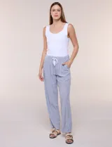 Pantalón de lino a rayas celestes y blancas, de calce holgado y corte recto. Cuenta con cintura elastizada fruncida con cordón ajustable, bolsillos laterales y bolsillos traseros.