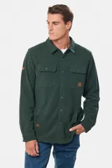 Camisa azul marino de poliéster con textura polar, corte recto, cuello camisero, cierre frontal con botones a presión, dos bolsillos de parche con solapa abotonada en el pecho y puños abotonados.