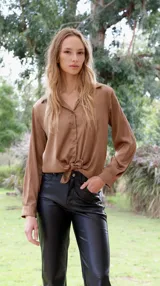 Camisa color marrón de seda con cuello clásico y mangas largas.