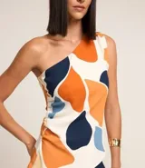 Blusa sin mangas confeccionada en crepé con escote hombro único, fruncidos laterales, bajo asimétrico y estampa abstracta en tonos naranja, azul y blanco.