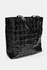 Bolso tipo shopper de cuero en color bordó con textura y estampado tipo cocodrilo. Cuenta con doble asa de hombro y un compartimento principal amplio con bolsillo interior.