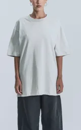 Remera de algodón premium color gris claro, corte oversize con hombros caídos y cuello redondo.
