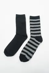 Par de medias negras con rayas horizontales grises y negras.