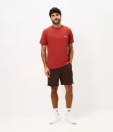 Remera deportiva de corte regular confeccionada en poliamida con tecnología dry, cuello redondo y manga corta. Presenta estampa lettering pequeña en el pecho.