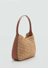 Bolso tipo hobo de tejido de fibra natural con diseño trenzado en zigzag. Cuenta con asa de hombro ajustable, cierre magnético y forro interior de poliéster.