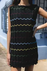 Minivestido tejido con lurex, con diseño de ondas horizontales en colores negro, marrón y rojo.