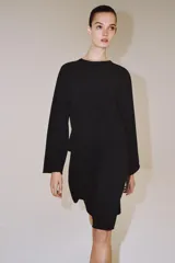 Camiseta de algodón con cuello redondo y mangas largas tipo ranglán. Presenta un corte regular y bajo recto.