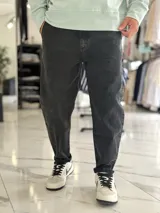Pantalón jean slouchy negro con efecto deslavado, corte holgado y diseño de tiro medio.