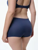 Boxer femenino de tiro alto confeccionado en microfibra seamless, con diseño de cobertura completa y refuerzo en la entrepierna para mayor comodidad.