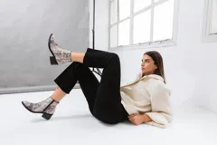 Botas cortas de cuero vacuno con estampado de piel de serpiente en tonos grises y blancos, con cierre lateral YKK, taco de madera foliado en cuero de 5 cm y caña de 12 cm.