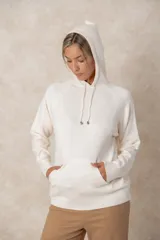 Buzo de punto negro con capucha, cordones ajustables con terminales metálicos, mangas raglán y bolsillo tipo canguro frontal.