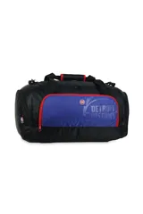 Bolso deportivo tipo duffel bag, color negro, con panel frontal azul y ribetes rojos. Presenta el logo de los Detroit Pistons en el panel azul. Incluye asas de mano y correa para hombro.