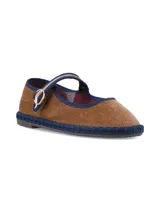 Ballerinss tipo Mary Jane de terciopelo color marrón camel, con tira en el empeine con hebilla ajustable, ribetes en contraste azul oscuro y suela de caucho.