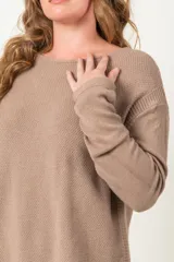 Sweater tejido de punto arroz color beige, con cuello redondo y detalle en el lateral.