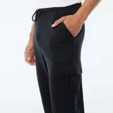 Pantalón de chándal negro con bolsillos cargo laterales y cintura ajustable con cordón.