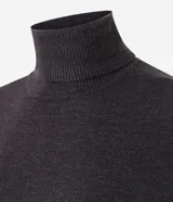 Suéter de punto color crema con cuello alto y mangas largas. Presenta un diseño ajustado al cuerpo con puños acanalados.